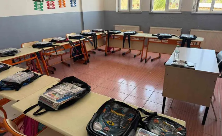 Patnos’ta yüzlerce öğrencinin yüzünü güldürdüler
