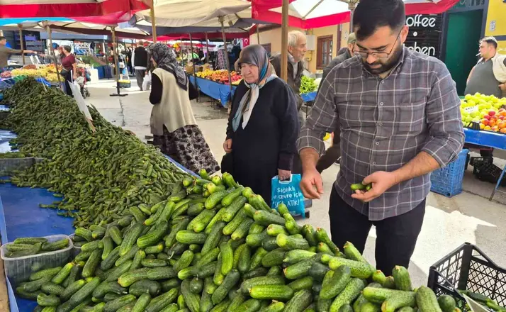 Pazarda turşu mesaisi başladı
