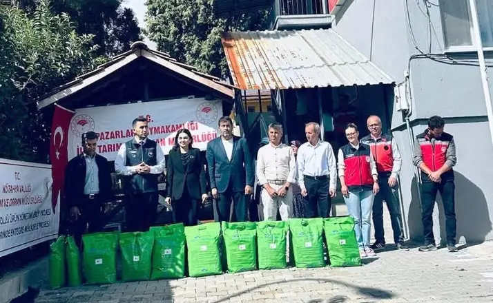 Pazarlar’da kiraz ve vişne üreticilerine yüzde 50 hibeli bordo bulamacı desteği
