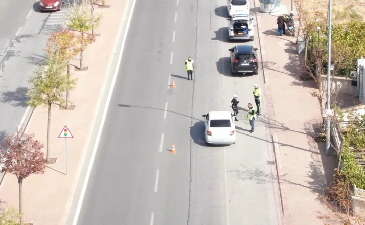 Polisi görünce sürücü değiştirdiler, drondan kaçamadılar