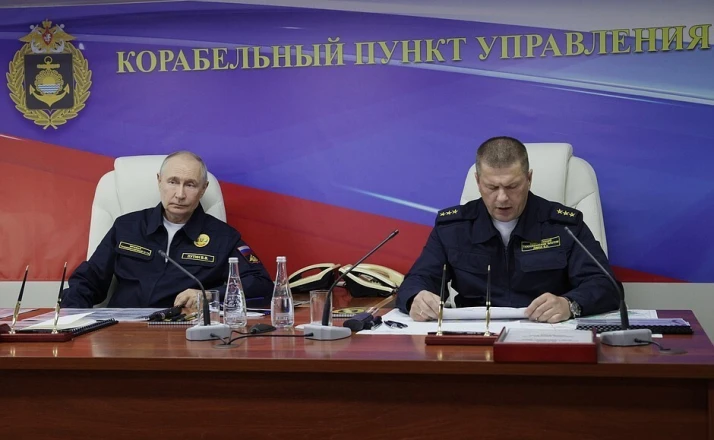Putin, Pasifik Filosu’nun amiral gemisi Varyag kruvazörünü gezdi