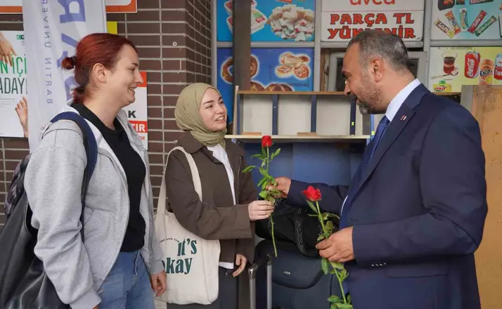 Rektör Akkaya yeni öğrencileri otogarda karşıladı
