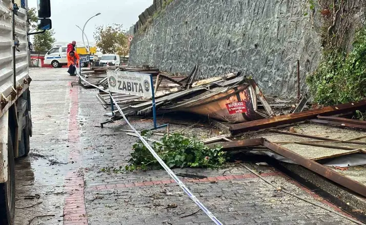 Rüzgar açık hava reklam tabelalarını yerle bir etti
