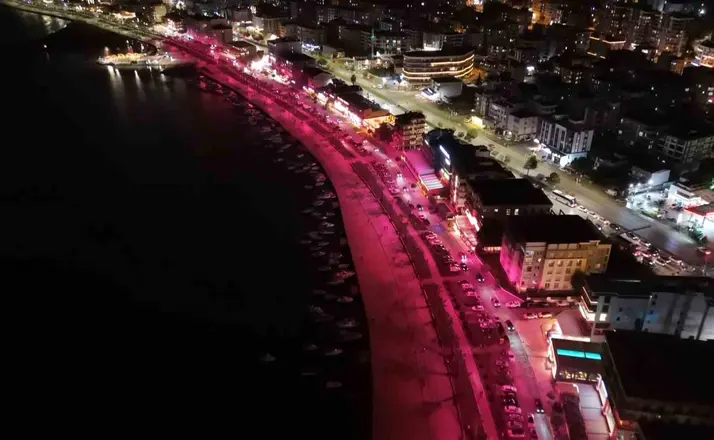 Sahilde pembe seferberlik: Meme kanserine karşı farkındalık ışıkları
