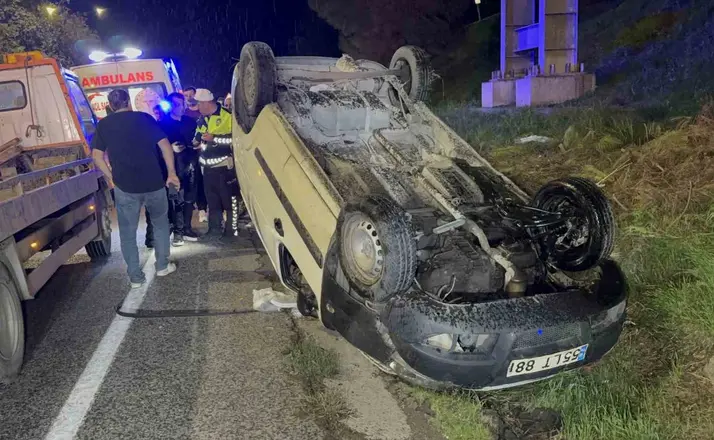 Samsun’da hafif ticari araç 30 metrelik şarampole yuvarlandı: 1 yaralı
