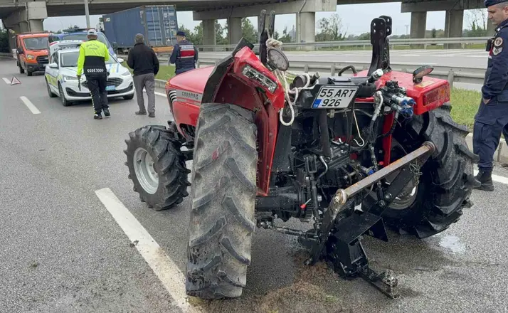 Samsun’da kamyonet traktöre çarptı: Sürücüler yaralandı
