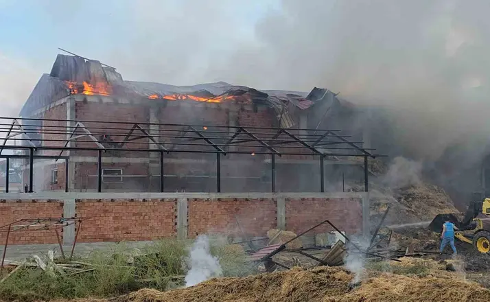 Samsun’da kaynak kıvılcımı samanlığı yaktı
