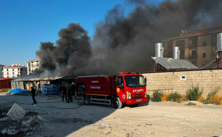 Şantiye alanındaki konteynerlerde yangın