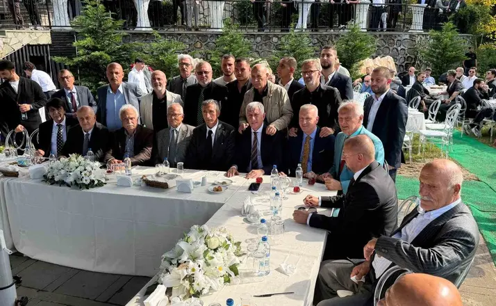 Saral ailesi yemekte bir araya geldi
