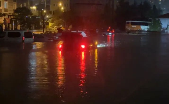 Sarıyer’de otoparkta araçlar sular içinde kaldı
