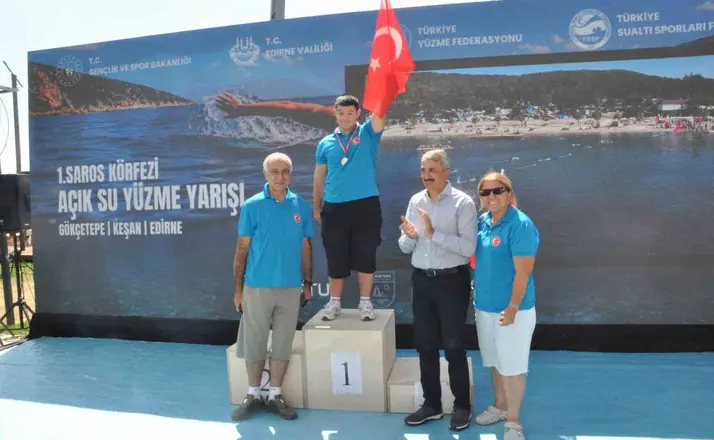 Saros Körfezi’nde Zafer Bayramı’na özel yüzme yarışmasında 200’ü aşkın sporcu kulaç attı
