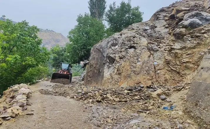 Sason’da heyelan ve taş düşmeleri nedeniyle kapanan köy yolları ulaşıma açıldı

