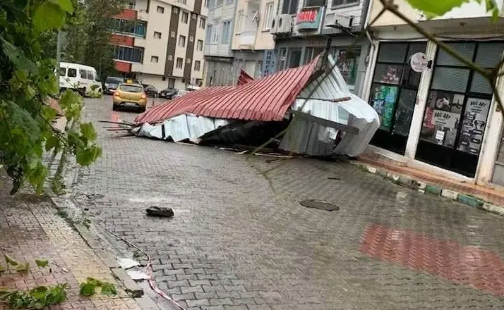 Şavşat’ta fırtınada uçan çatı aracın üzerine düştü
