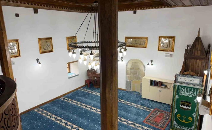 Şavşat’ta tarihi cami Osmanlı tarzı hatlarla bezendi
