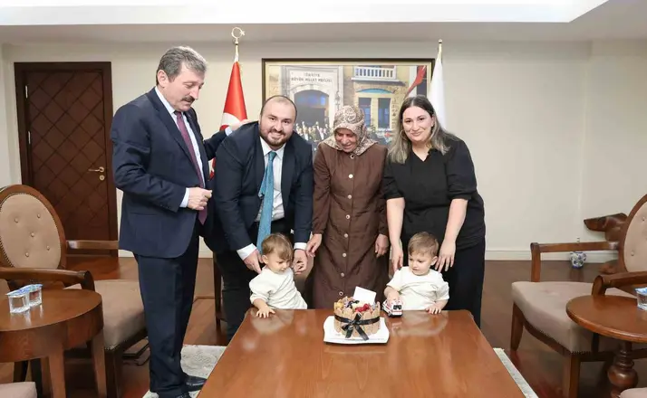 Şehidin ikiz yeğenlerine valilik makamında sürpriz doğum günü kutlaması
