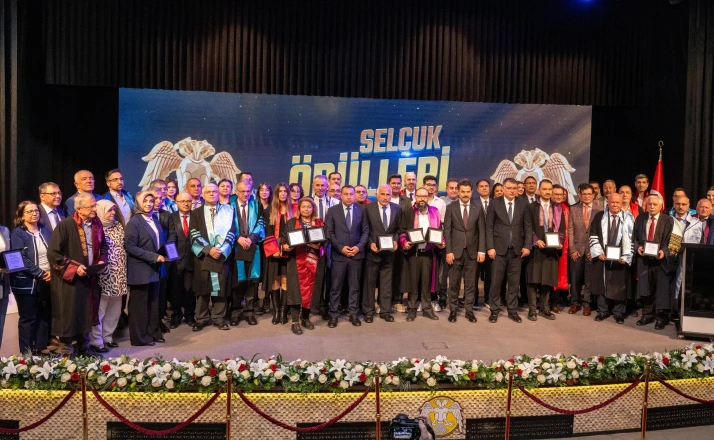 Selçuk Üniversitesinde başarıya katkı sağlayanlar onurlandırıldı