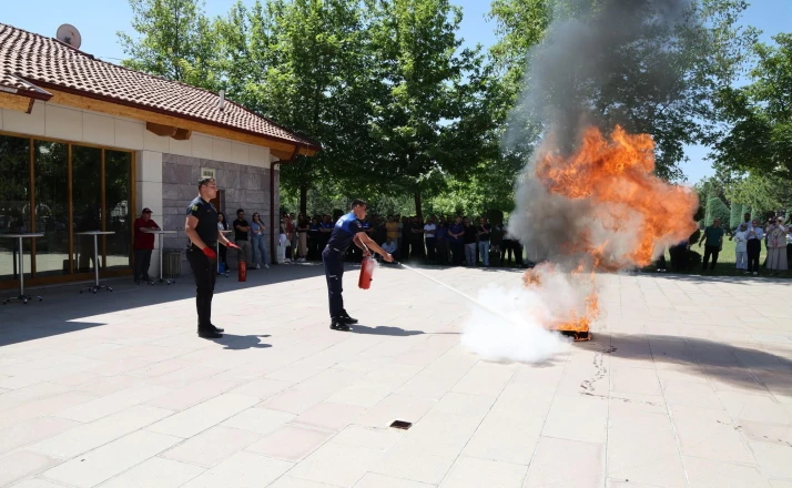 Selçuklu Belediyesi personeline uygulamalı yangın eğitimi verildi