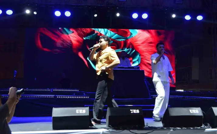 Selendi’de sahne alan Tefo & Seko gençleri coşturdu
