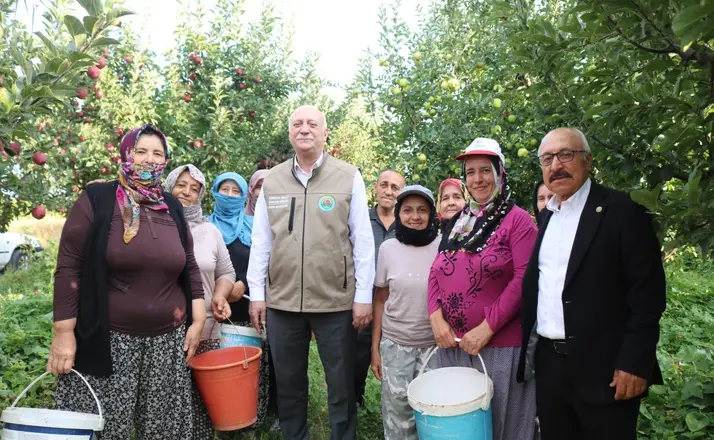 Şemsi Bayraktar’dan Çivril’de elma hasadı yaptı
