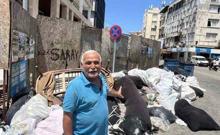 Seyhan’da çöp konteynerleri taştı, cadde ve sokaklar çöple doldu 