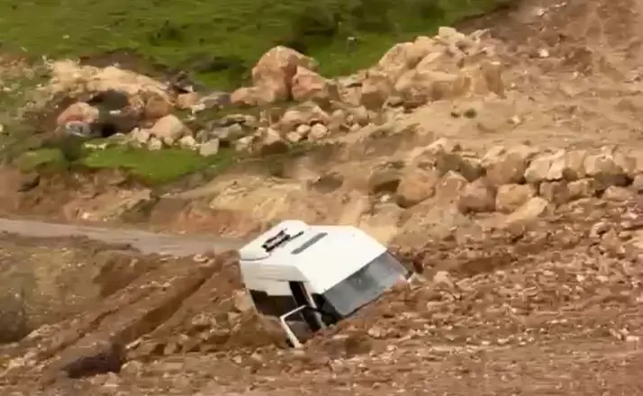 Siirt’te heyelan: Minibüs mahsur kaldı