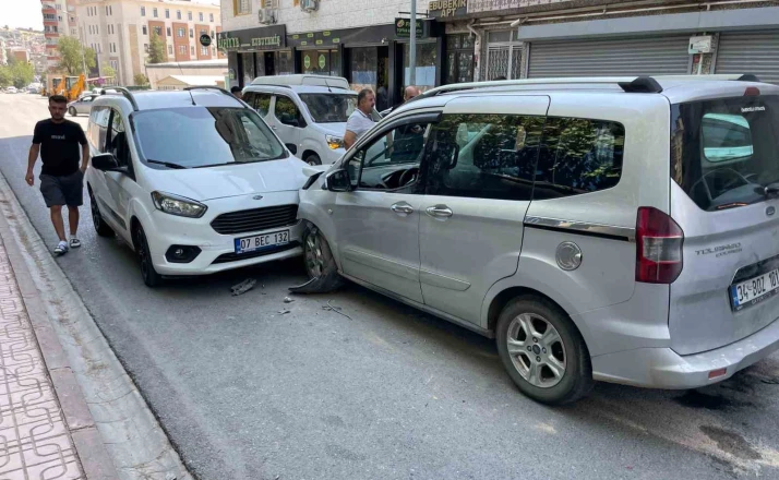 Siirt’te iki hafif ticari araç kafa kafaya çarpıştı: 1 yaralı 