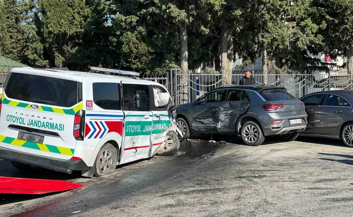 Silivri’de jandarma aracı kazaya karıştı:3 yaralı
