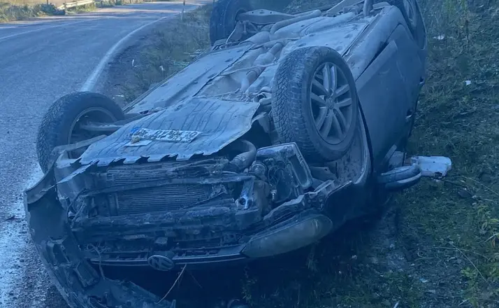 Sinop’ta otomobil takla attı: 2 yaralı
