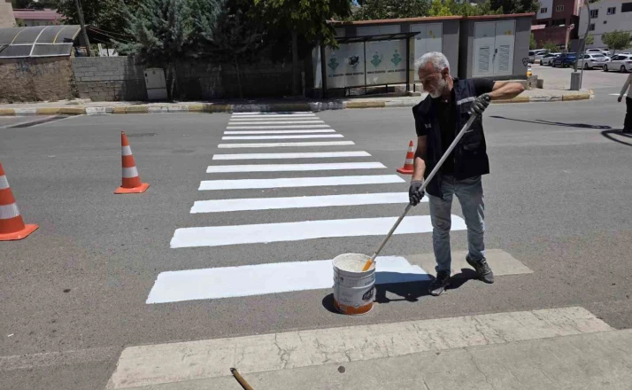 Şırnak’ta yaya geçitleri ve yol çizgileri yenileniyor 