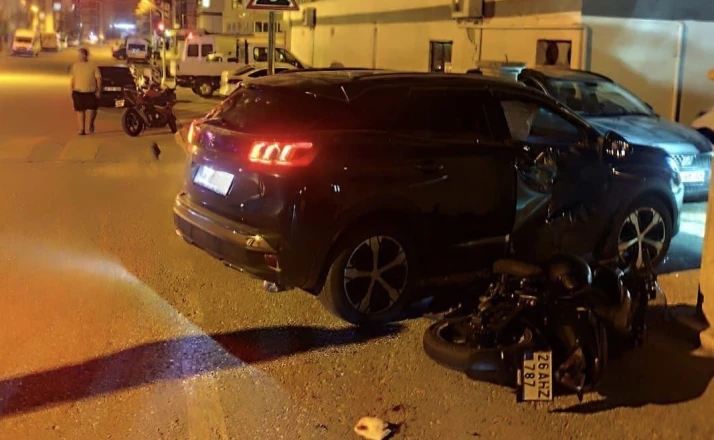Sivrihisar’da otomobil ile motosiklet çarpıştı, 2 kişi yaralandı 