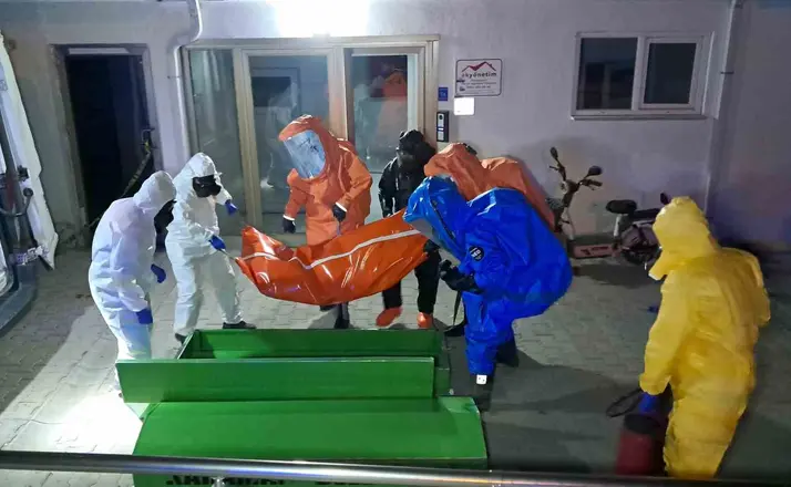 "Siyanür var, girmeyin" notu bulunan dairede ölü bulunan çiftin olayında cinayet ve intihar şüphesi
