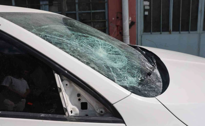 Sokağa park ettiği milyonluk otomobilini komşusu parçaladı