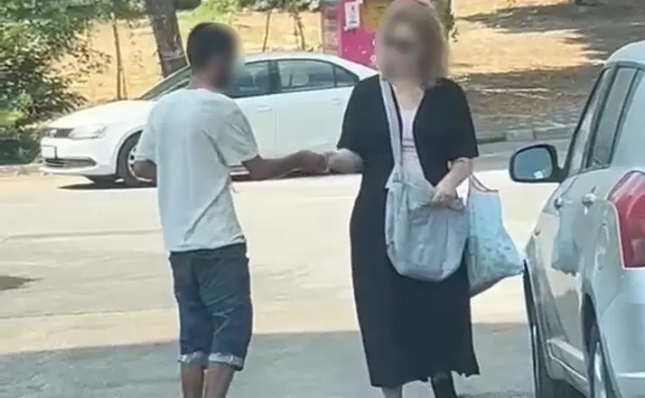 Sokak ortasında uçucu madde kullandı, kadının yolunu kesip para istedi
