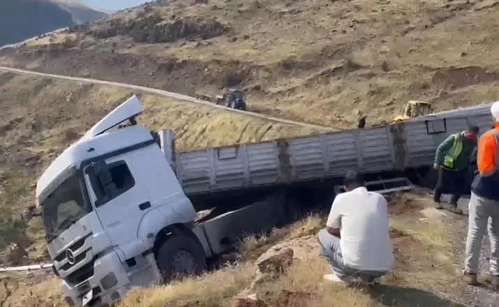 Solhan’da malzeme yüklü tır uçurum kenarında askıda kaldı
