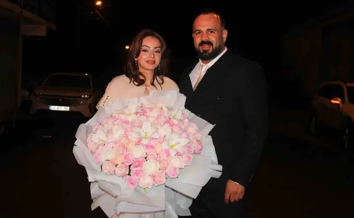 Stadyumda evlilik teklif etmişti, kız istemeye 60 meşaleyle gitti
