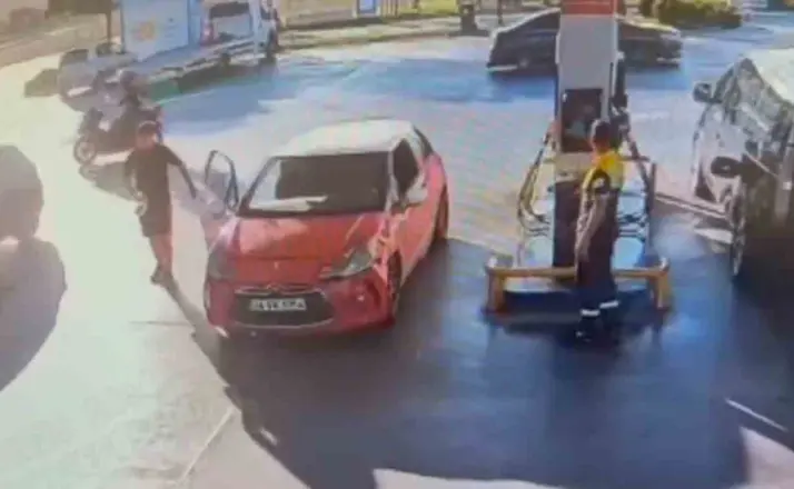 Şüphelinin para dolu poşeti alarak uzaklaştığı anlar; Kameraya yansıdı
