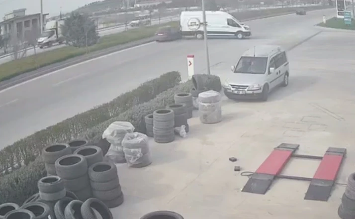 Sürücüsüz minibüs yola çıktı, seyir halindeki araçların arasına daldı