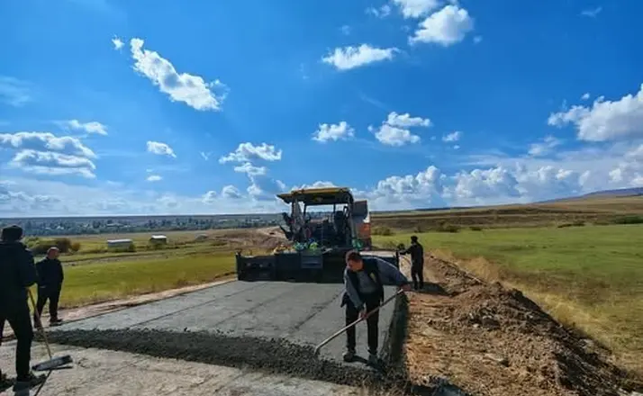Susuz Kırçiçeği köyünde 1,5 kilometrelik beton yol çalışması başladı

