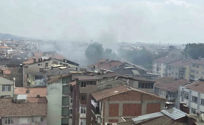 Tadilat sırasında atık malzemeler tutuştu 