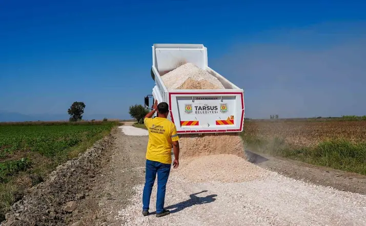 Tarsus’ta arazi yollarında bakım ve düzenleme çalışması
