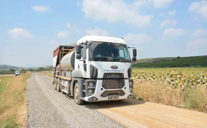 Tarsus’ta kırsal yollar sathi asfaltla yenileniyor 
