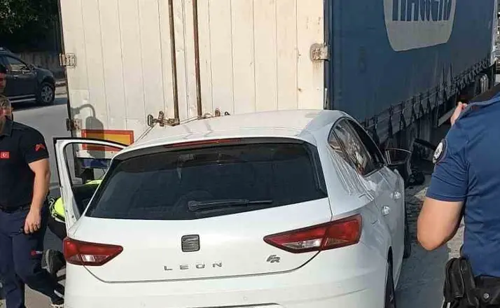 Tarsus’ta otomobil park halindeki tıra arkadan çarptı, sürücü yaralandı

