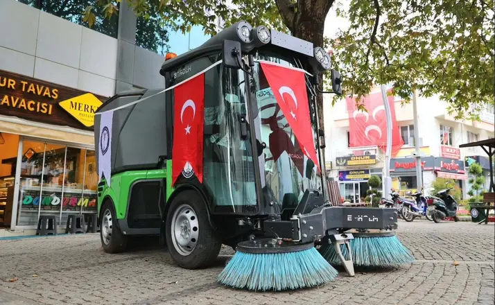 Tavas Belediyesinin araç filosu yeni temizlik aracıyla güçlendi
