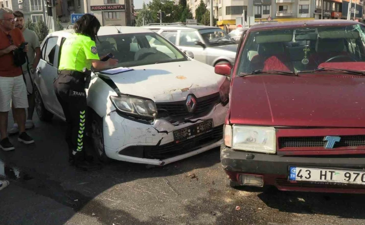 Tavşanlı’da iki otomobil kavşakta çarpıştı: 1 yaralı 