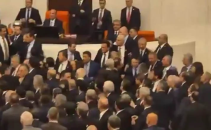 TBMM'de bakanların yemin töreninde gergin anlar