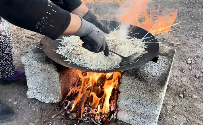 Tel tel ipe dizilen erişteler kış sofraları için hazırlanıyor
