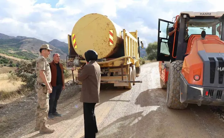 Tercan’da Kemerçam köyü yolunda asfalt çalışması
