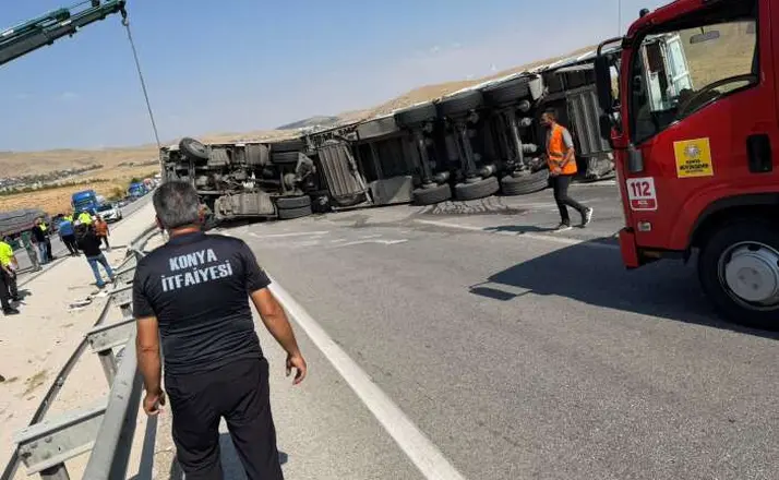 TIR devrildi, sürücü kurtarıldı