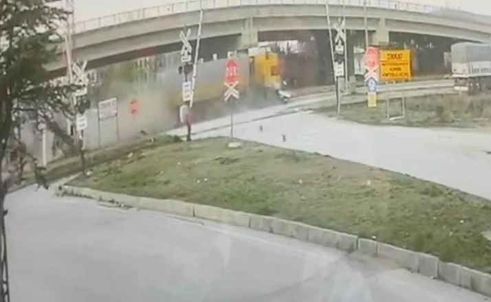 Tır otomobile çarptı: 1 ölü