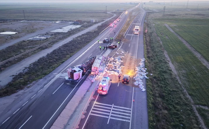Tır refüje devrildi, yardım etmek için duran araca başka araç çarptı: 1 Ölü 6 yaralı